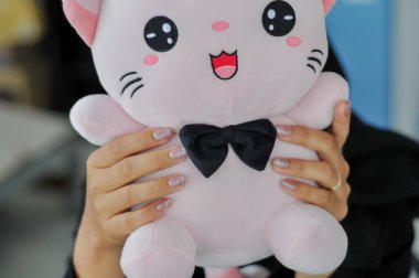 Kadınların elleri ek çivi kullanır