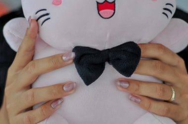 Kadınların elleri ek çivi kullanır