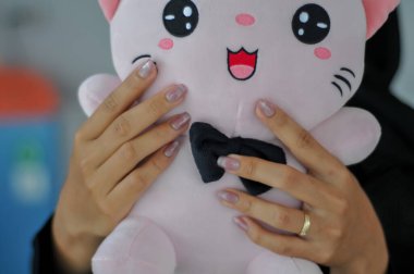 Kadınların elleri ek çivi kullanır