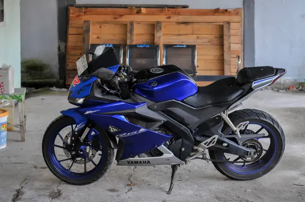 Riau-Endonezya, 3 Nisan 2025: Yamaha R15 Otopark