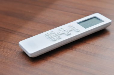 Klima kumandası masanın üstünde.