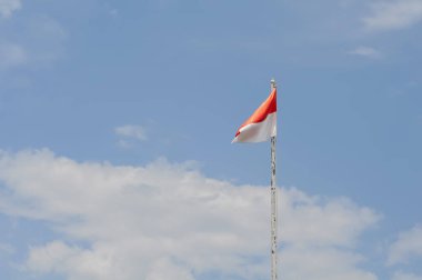 Endonezya bayrağı mavi gökyüzünde dalgalanıyor