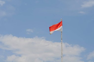 Endonezya bayrağı mavi gökyüzünde dalgalanıyor