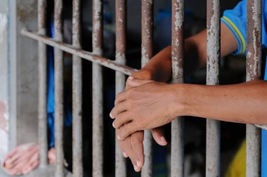 Siyah arka planda bir mahkumun elleri