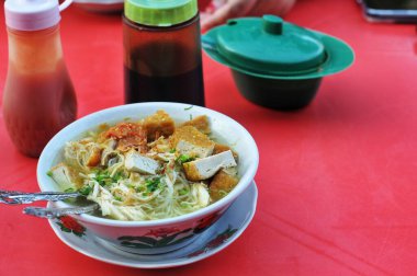 miso beyaz kasede ve kırmızı masada.