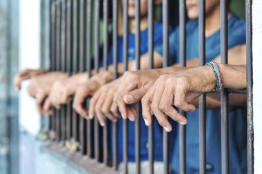 Siyah arka planda bir mahkumun elleri