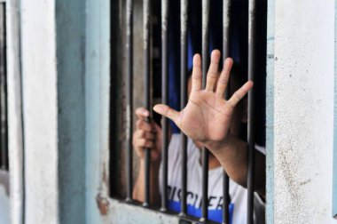 Siyah arka planda bir mahkumun elleri