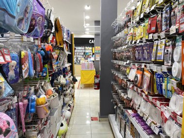 Riau-Endonezya, 17 Temmuz 2025: DIY mağazalarındaki süpermarketlerde raflar