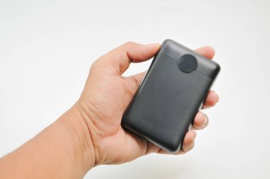 Beyaz arkaplan içinde el ele güç bankası