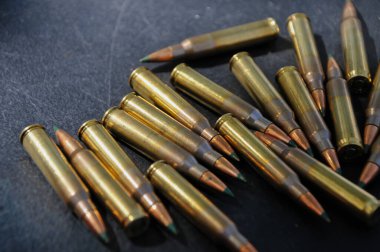 Masada uzun namlulu silah mermileri var.