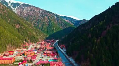 Uzungol, Trabzon, Türkiye - Uzungöl 'deki otellerin arka planında 2 Mart 2024' te dağ manzaralı Kuş Gözü
