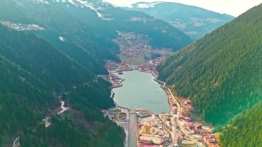 Uzungol, Trabzon, Türkiye - Uzungol Gölü 'nün güzel gölünün bir kuş bakışı ve 2 Mart 2024 tarihinde gölün kenarındaki küçük bir köy Uzungol kasabasının göl manzarası