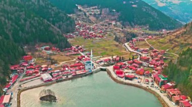 Uzungol, Trabzon, Türkiye - Uzungol Gölü 'nün güzel gölünün bir kuş bakışı ve 2 Mart 2024 tarihinde gölün kenarındaki küçük bir köy Uzungol kasabasının göl manzarası