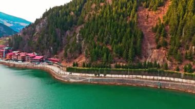 Uzungol, Trabzon, Türkiye - Uzungol Gölü 'nün güzel gölünün bir kuş bakışı ve 2 Mart 2024 tarihinde gölün kenarındaki küçük bir köy Uzungol kasabasının göl manzarası