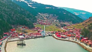Uzungol, Trabzon, Türkiye - Uzungol Gölü 'nün güzel gölünün bir kuş bakışı ve 2 Mart 2024 tarihinde gölün kenarındaki küçük bir köy Uzungol kasabasının göl manzarası