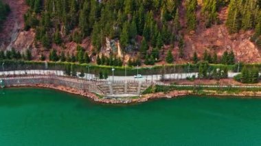 Uzungol, Trabzon, Türkiye - Uzungol Gölü 'nün güzel gölünün bir kuş bakışı ve 2 Mart 2024 tarihinde gölün kenarındaki küçük bir köy Uzungol kasabasının göl manzarası