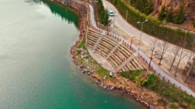 Uzungol, Trabzon, Türkiye - Uzungol Gölü 'nün güzel gölünün bir kuş bakışı ve 2 Mart 2024' te uzungol kıyısı tarafının havadan görünüşü