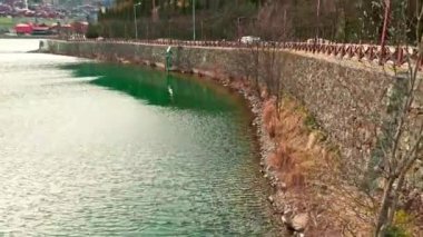 Uzungol, Trabzon, Türkiye - Uzungöl kenarındaki güzel uzungol gölünün bir kuş bakışı ve 2 Mart 2024 tarihinde küçük bir köy - Uzungol gölünde iki ördek - Köy