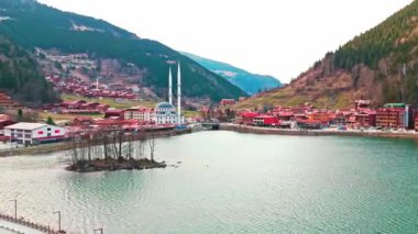 Uzungol, Trabzon, Türkiye - Uzungol Gölü 'nün güzel gölünün bir kuş bakışı ve 2 Mart 2024 tarihinde gölün kenarındaki küçük bir köy Uzungol kasabasının göl manzarası
