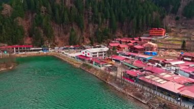 Uzungol, Trabzon, Türkiye - Uzungol Gölü 'nün güzel gölünün bir kuş bakışı ve 2 Mart 2024 tarihinde gölün kenarındaki küçük bir köy Uzungol kasabasının göl manzarası