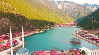 Uzungol, Trabzon, Türkiye - Uzungol Gölü 'nün güzel gölünün bir kuş bakışı ve 2 Mart 2024 tarihinde gölün kenarındaki küçük bir köy Uzungol kasabasının göl manzarası
