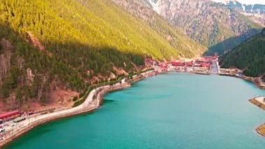 Uzungol, Trabzon, Türkiye - 2 Mart 2024 'te Uzungöl kenarındaki güzel Uzungol Gölü ve küçük köyün bir kuş bakışı görünümü