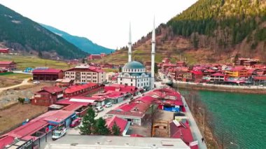 Uzungol, Trabzon, Türkiye - 2 Mart 2024 'te Uzungöl kenarındaki güzel Uzungol Gölü ve küçük köyün bir kuş bakışı görünümü