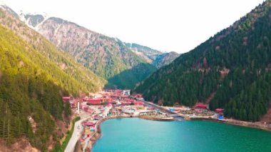 Uzungol, Trabzon, Türkiye - Uzungol Gölü 'nün güzel gölünün bir kuş bakışı ve 2 Mart 2024' te Uzungol Gölü 'nün arka planında dağların olduğu küçük bir köy