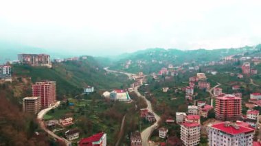 Merkez, Rize, Türkiye - 4 Mart 2024 'te, Arkasında bir dağ ve bir yol bulunan Şatafatlı Şehir Ana Yolu ve Huzurlu Sahil Kenti' nin Kuş Gözü