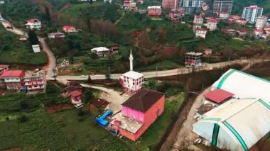 Merkez, Rize, Türkiye - 4 Mart 2024 'te Şatafatlı Şehir Ana Yolu ve Sakin Sahil Tarafı' na Kuş Gözü Bakışı Arkasında dik bir tepe bulunan küçük bir kasabanın havadan görüntüsü