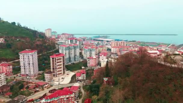 2024年3月4日 土耳其里兹 梅尔凯兹 一座鸟瞰闪烁着波涛汹涌的城市主干道和宁静的海滨的城市 背景是一座以大海为背景的小山 — 图库视频影像