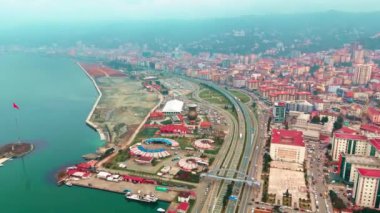 Merkez, Rize, Türkiye - 4 Mart 2024 'te Hışırdayan Şehir Ana Yolu ve Huzurlu Sahil Yakası' na Kuş Gözü Bakışı Nehir ve Köprüsü olan bir şehrin havadan görünüşü