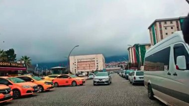 Merkez, Rize, Türkiye - 9 Mart 2024 günü bulutlu bir günde hafta sonu trafiği ile Rize sokaklarında sürüş turu