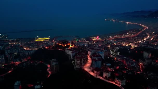 해변과 만이있는 도시의 2024 번성하는 도시의 Glimpse — 비디오