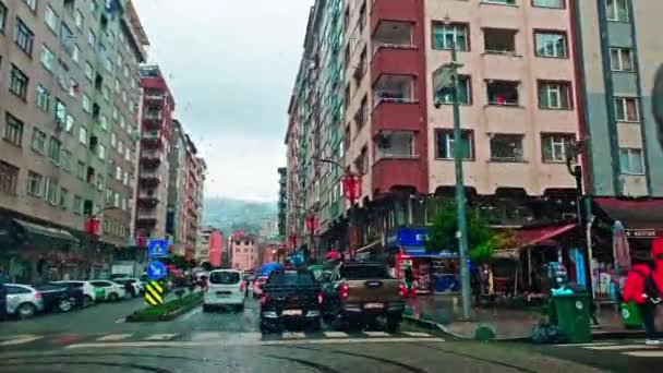 2024년 오버캐스트된 트래픽이 라이즈의 거리에서 투어가 도시의 주차됩니다 — 비디오