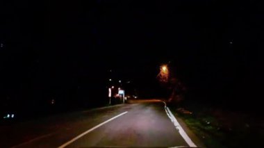 Merkez, Rize, Türkiye - 8 Mart 2024 'te Rize sokaklarında düşük trafik ve gece yol kenarında bir tabelayla Gece Sürüşü Turu