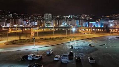 Merkez, Rize, Türkiye - Rize 'nin 16.Mart 2024' teki ikonik çekimlerinin hava görüntüsü - arabalar arka plandaki bir gece şehir otoparkında park halindeler.