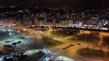 Merkez, Rize, Türkiye - 16 Mart 2024 'te Rize' nin ikonik cazibesinin havadan görünüşü - Trafik ve binaların yoğun olduğu bir şehir, ht - zaman şehir arka planı, ht şehir