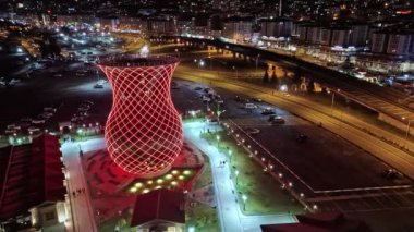 Merkez, Rize, Türkiye - 16 Mart 2024 'te Rize' nin ikonik cazibesinin havadan görünüşü - büyük bir kuleye sahip şehrin sıcak manzarası atlet, neo Kyiv, altın eğri yapısı, kıvrımsal mimar