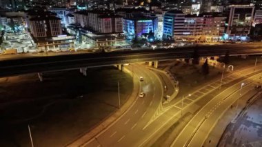 Merkez, Rize, Türkiye - Rize 'nin 16 Mart 2024 tarihli ikonik çekimlerinin havadan görünüşü - otoyolu ve köprüsü olan bir şehir atleti görüntüsü, uzun pozlu 8k, sinematik çerçeve, ht cam görüntüleri, 4k