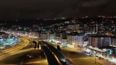 Merkez, Rize, Türkiye - Rize 'nin 16 Mart 2024 tarihli ikonik çekimlerinin hava görüntüsü - Trenin raylarda olduğu bir şehir, arka planda şehir, fotoğraf, fotoğraf, fotoğraf, fotoğraf
