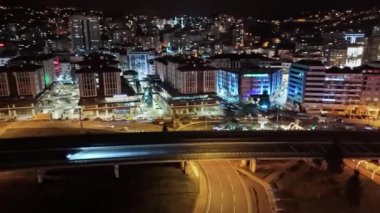 Merkez, Rize, Türkiye - 16 Mart 2024 'te Rize' nin ikonik cazibesinin havadan görünüşü - Otoyolu ve köprüsü olan bir şehir, ht cam görüntüsü, arka planda şehir Li 'yi yönlendirdi