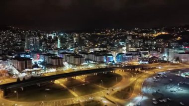 Merkez, Rize, Türkiye - 16 Mart 2024 'te Rize' nin ikonik cazibesinin hava görüntüsü - Köprüsü ve otoyolu olan bir şehir, şehir sporu, arka planda şehir, hava fotoğrafı ni