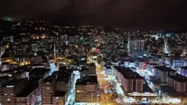 Merkez, Rize, Türkiye - 16 Mart 2024 'te Rize' nin ikonik cazibesinin havadan görünüşü - Şehir merkezinde bir sürü bina ve ışık, şehir atleti, neon ışıkları, ht -