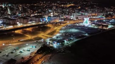 Merkez, Rize, Türkiye - 16 Mart 2024 'te Rize' nin ikonik cazibesinin havadan görüntüsü. Trafik ve binaların yoğun olduğu bir şehrin görüntüsü.