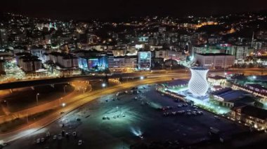 Merkez, Rize, Türkiye - 16 Mart 2024 'te Rize' nin ikonik cazibesinin havadan görüntüsü ortası büyük bir kuleye sahip bir şehir, neo kyiv, insansız hava aracı, drone görüşü, drone görüntüsü