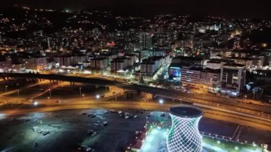 Merkez, Rize, Türkiye - Rize 'nin 16.Mart 2024 tarihli ikonik çekimlerinin havadan görüntüsü, yoğun trafiği ve köprüsü, hava fotoğraflama görüşü, 4k fotoğraf gigapikseli,