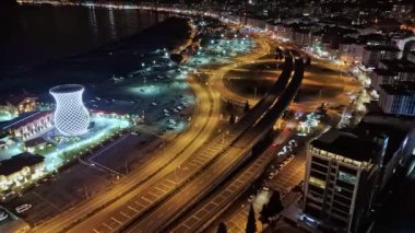 Merkez, Rize, Türkiye - Rize 'nin 16 Mart 2024 tarihli ikonik çekimlerinin hava görüntüsü - Tren ve tren yolu olan bir şehir, insansız hava aracı, sinematik çerçeve, hava fotoğrafı