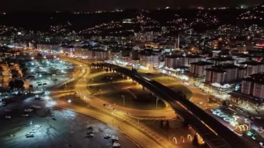 Merkez, Rize, Türkiye - 16 Mart 2024 'te Rize' nin ikonik cazibesinin havadan görünüşü - Otoyolu ve köprüsü olan bir şehir, havadan görüntü, insansız hava aracı, sinemasal açıdan