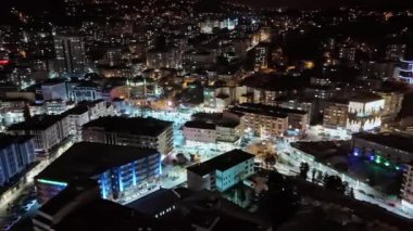 Merkez, Rize, Türkiye - 16 Mart 2024 'te Rize' nin ikonik cazibesinin havadan görünüşü - Bir sürü bina ve ışığın olduğu bir şehir, şehir sporu, kameralı görüntüler,